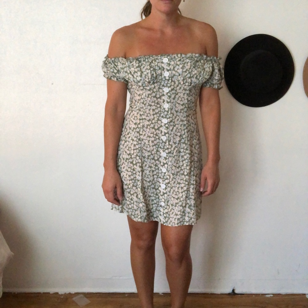 Off shoulder flower dress with buttons